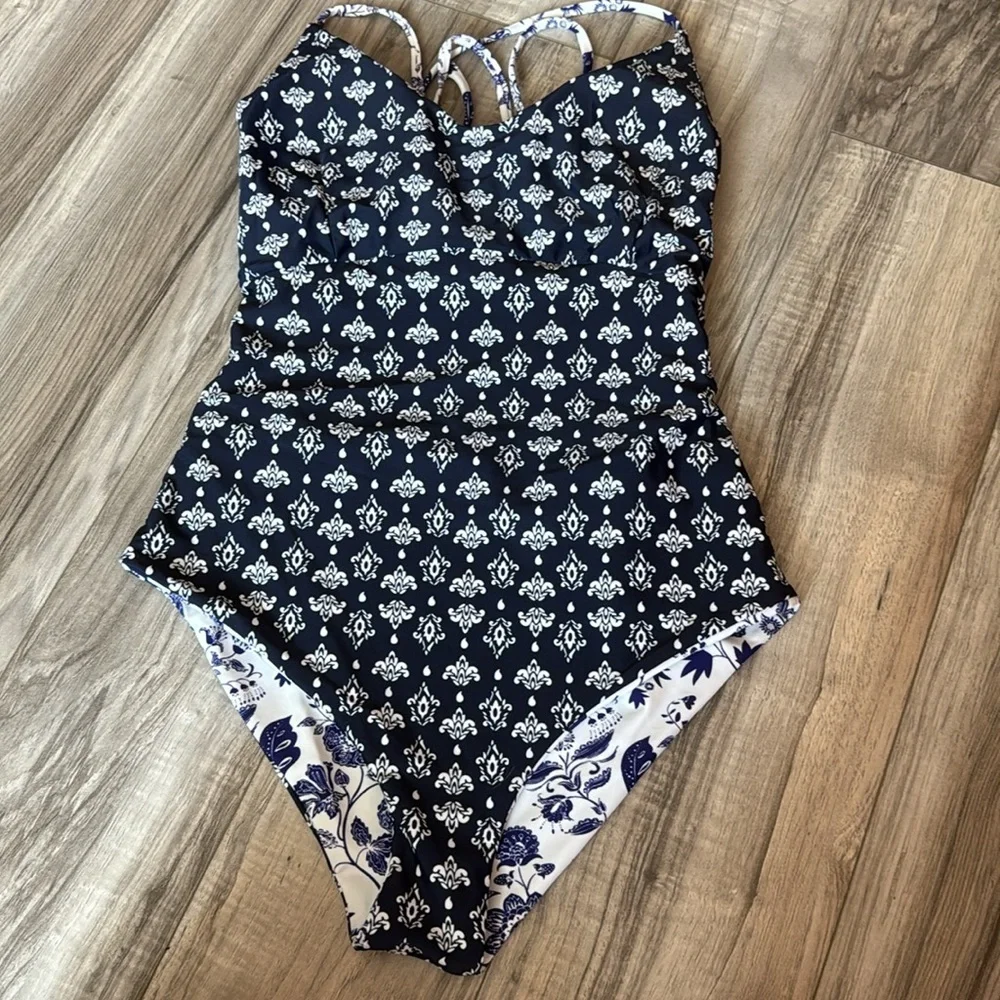Cupshe Reversible Blue and White Floral One Piece Swimsuit, Lg. - Picture 5 of 6